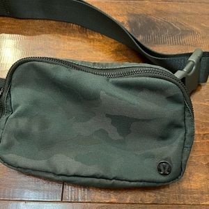 LIKE NEW ❤️‍🔥 Lululemon green camo everywhere bag